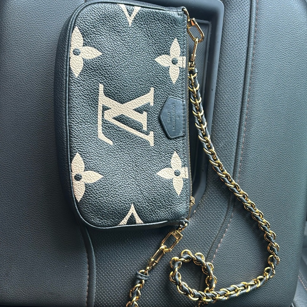 Lv mini bag in good condition just needs a little cleaning on the inside
